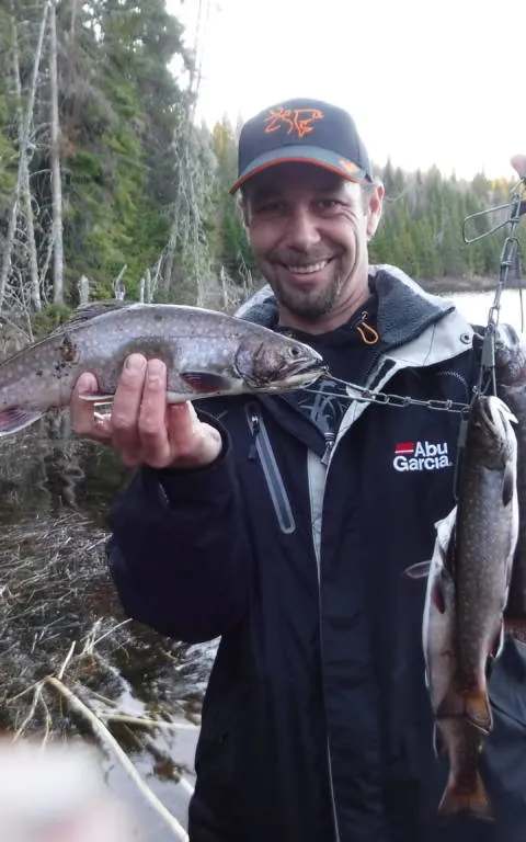 Pêcheur présentant sa belle prise chez Pourvoirie Club DD, Mauricie, Québec
