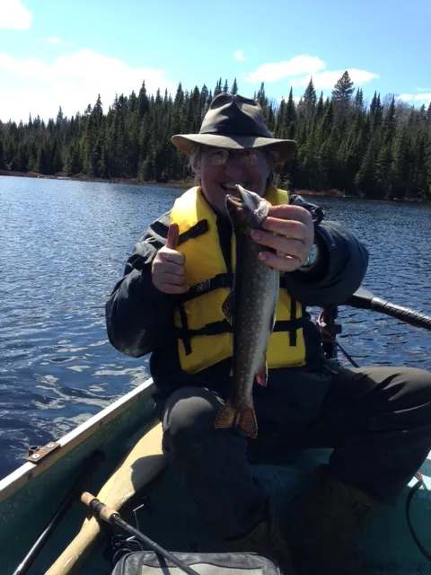 Succès de pêche à la truite mouchetée chez Pourvoirie Club DD, Mauricie, Québec
