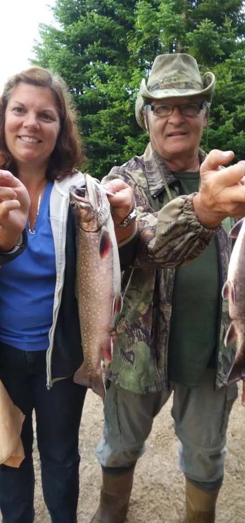 Pêcheur et sa capture d'omble de fontaine chez Pourvoirie Club DD, Mauricie, Québec