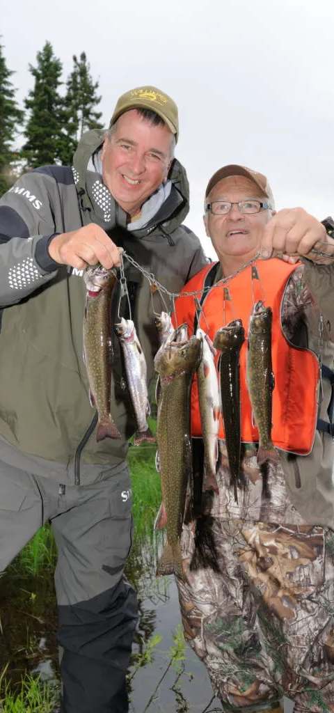 Prise de truite sur l'un des lacs de la pourvoirie chez Pourvoirie Club DD, Mauricie, Québec