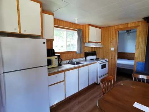 La cuisine équipée du chalet 14 dispose d'appareils électroménagers et d'un coin repas.