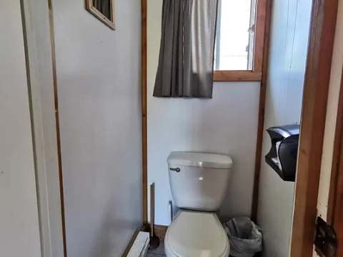 Vue de la salle de bain fonctionnelle située à l'intérieur du chalet.