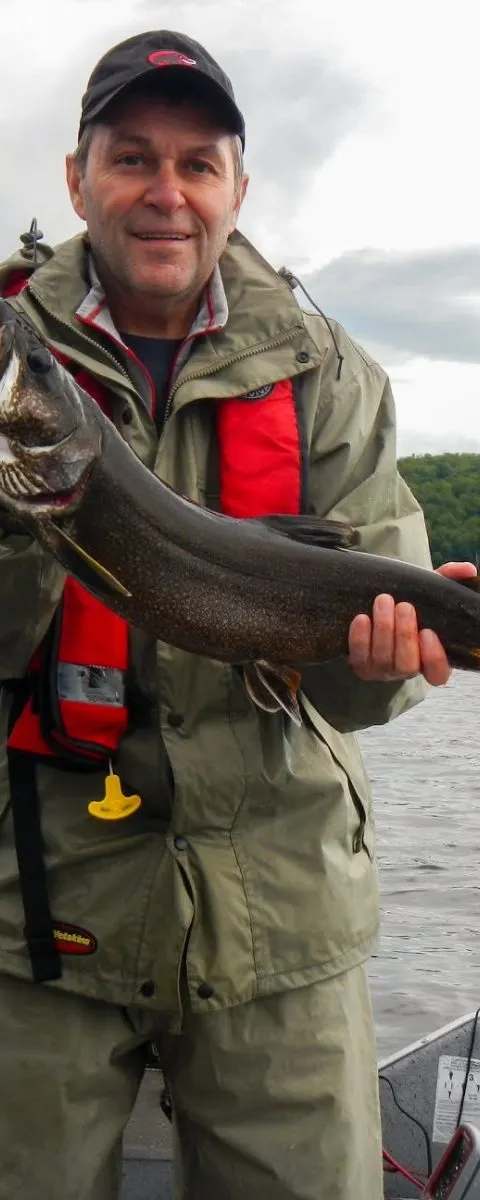 Fishing Lake trout / charr at Pourvoirie Club Hosanna, Mauricie, Quebec