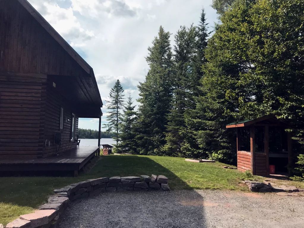 Le chalet des Loups dispose d'une vaste galerie et d'un accès extérieur aménagé près du lac.