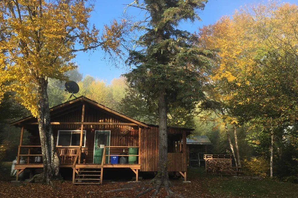 Chalets en bois rond (#2, #3, #4) — Pourvoirie Club Rossignol – Pourvoirie Club Rossignol