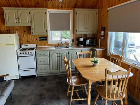 The chalet's equipped kitchen features a dining table and functional appliances.