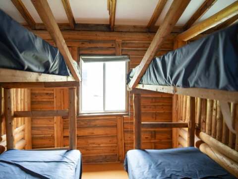 Cette chambre rustique du chalet 1b dispose de deux lits superposés en bois.