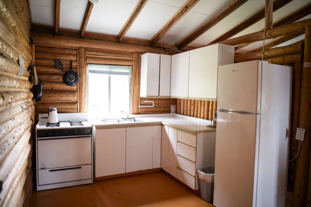 La cuisine équipée du chalet dispose d'une cuisinière, d'un réfrigérateur et d'un comptoir fonctionnel.