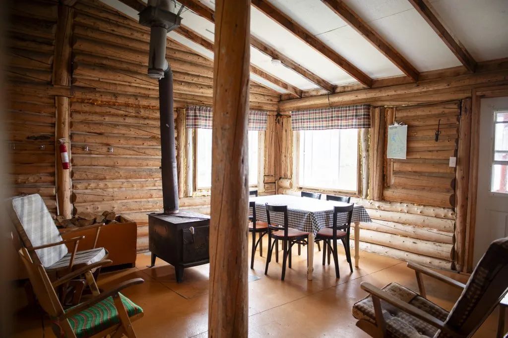 Chalet #1b - La Tempête — Pourvoirie de l'Ours Brun – Pourvoirie de l'Ours Brun