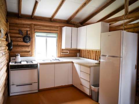 La cuisine équipée du chalet dispose d'une cuisinière, d'un réfrigérateur et d'un comptoir fonctionnel.