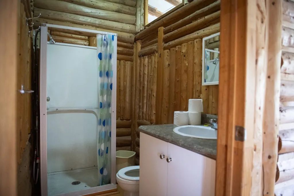 La salle de bain du chalet dispose d'une douche et d'un lavabo avec comptoir.