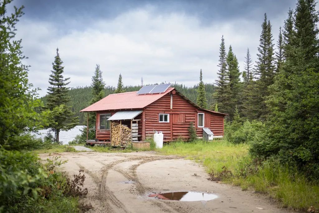 Le chalet numéro deux est situé en bordure de forêt avec un accès direct au lac.