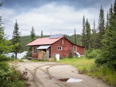 Le chalet numéro deux est situé en bordure de forêt avec un accès direct au lac.