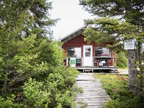 Vue du chalet numéro deux avec sa passerelle d'accès et sa galerie extérieure.
