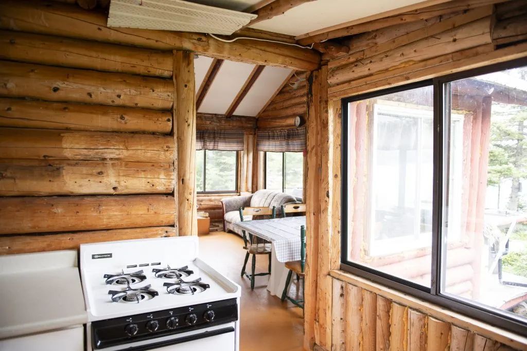 Vue sur la cuisine et l'espace de vie principal du chalet.