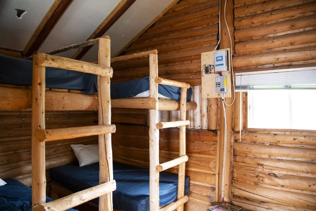 Lits superposés en bois rond à l'intérieur du chalet numéro deux.