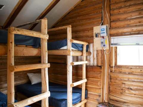 Lits superposés en bois rond à l'intérieur du chalet numéro deux.