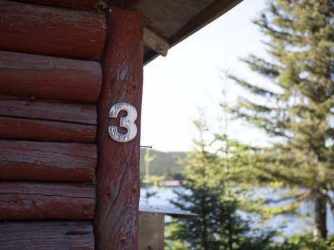 Le numéro identifie le chalet numéro 3 sur le mur en bois rond.