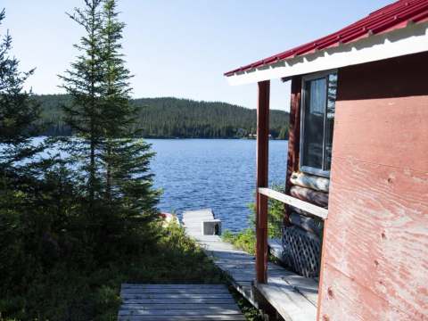 Vue sur le lac et le quai depuis la galerie du chalet.