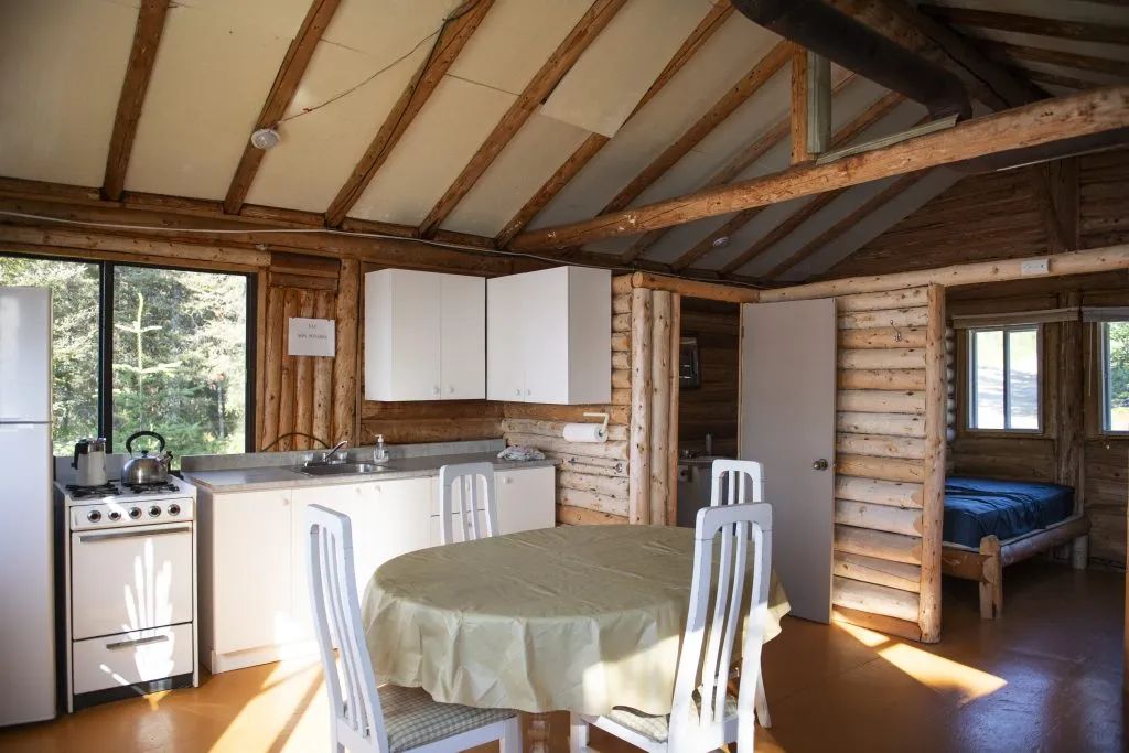 La cuisine et l'espace repas ouverts de l'intérieur du chalet numéro trois.