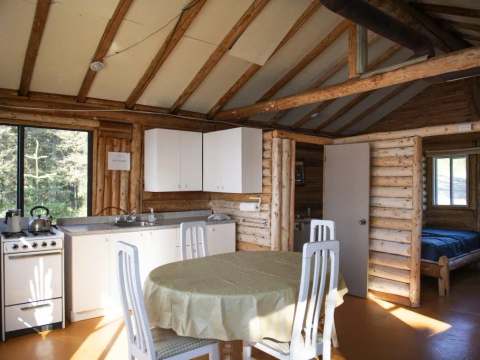 La cuisine et l'espace repas ouverts de l'intérieur du chalet numéro trois.