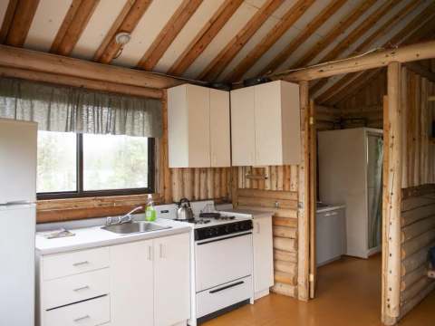 La cuisine équipée du chalet 4 dispose d'une cuisinière, d'un réfrigérateur et d'un évier.