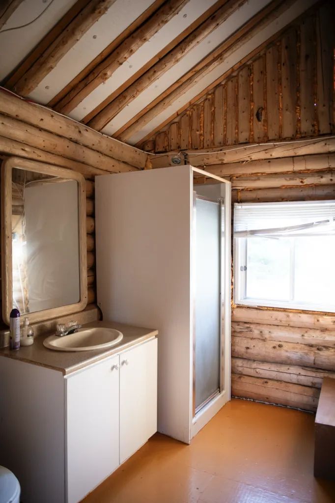 La salle de bain du chalet dispose d'une douche fermée et d'un lavabo avec miroir.