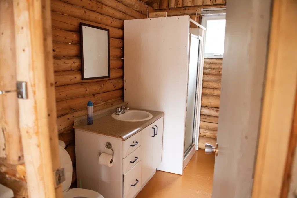 Cette salle de bain fonctionnelle est située à l'intérieur du chalet.