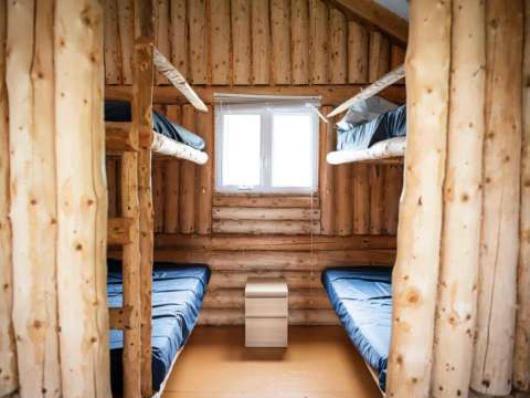 Cette chambre rustique du chalet comporte des lits superposés en bois.