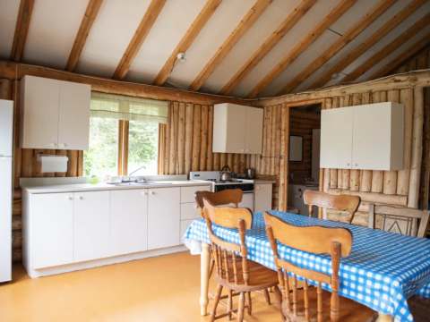La cuisine équipée et l'espace repas du chalet numéro six.