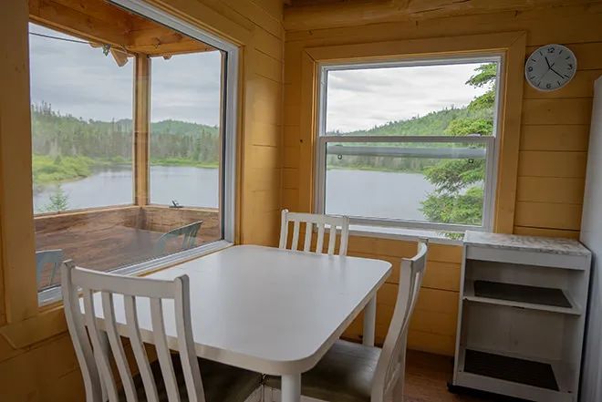 Vue sur le lac depuis la table à manger du chalet.
