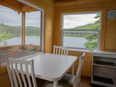 Vue sur le lac depuis la table à manger du chalet.