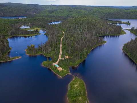 Vue aérienne du chalet situé en bordure du lac.