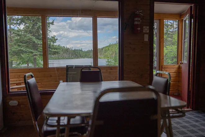 Vue sur le lac depuis la salle à manger du chalet.