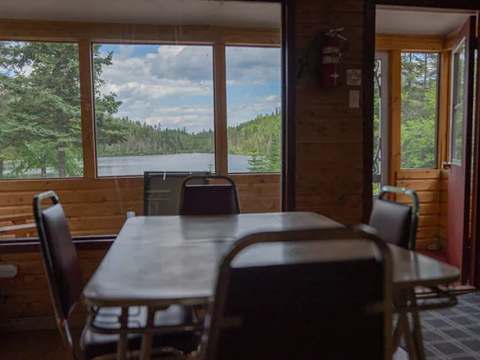 Vue sur le lac depuis la salle à manger du chalet.