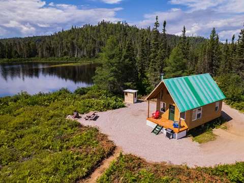 Vue aérienne du chalet numéro trois situé en bordure de lac avec un accès extérieur aménagé.