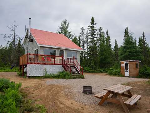 Le chalet numéro 4 dispose d'une galerie et d'un espace extérieur avec table de pique-nique.