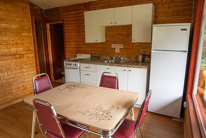 La cuisine équipée et l'espace repas du chalet numéro cinq.