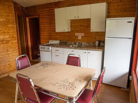 La cuisine équipée et l'espace repas du chalet numéro cinq.