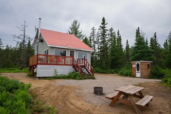 Le chalet numéro 4 dispose d'une galerie et d'un espace extérieur avec table de pique-nique.