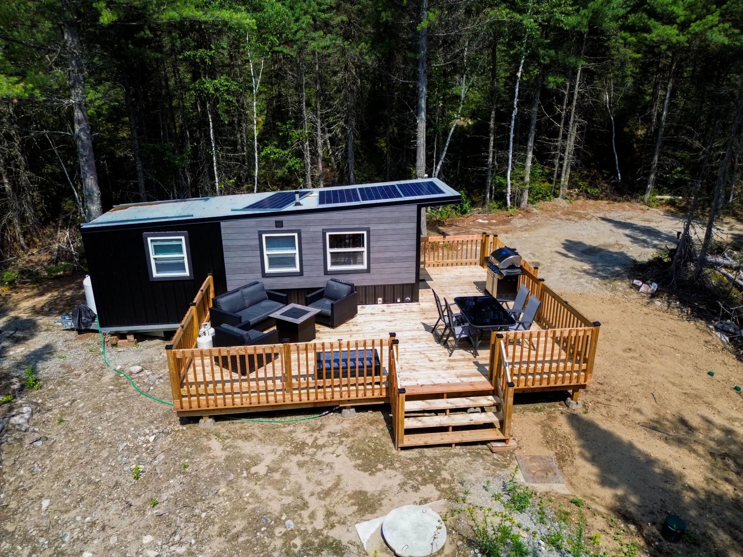Le chalet 10 dispose d'une vaste terrasse en bois aménagée avec salon extérieur et barbecue.