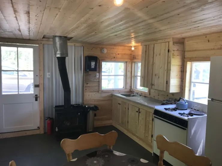 La cuisine fonctionnelle du chalet 6 dispose d'un poêle à bois et d'une cuisinière complète.
