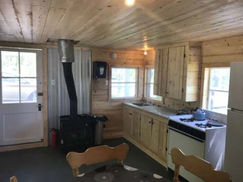 La cuisine fonctionnelle du chalet 6 dispose d'un poêle à bois et d'une cuisinière complète.