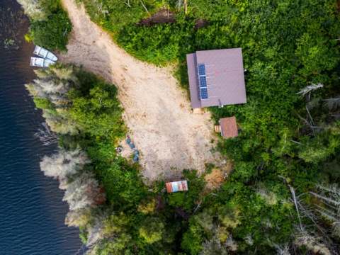 Vue aérienne du chalet avec accès direct au bord de l'eau.