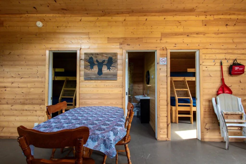Vue de la salle à manger donnant accès aux chambres et à la salle de bain du chalet.