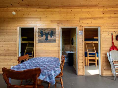 Vue de la salle à manger donnant accès aux chambres et à la salle de bain du chalet.