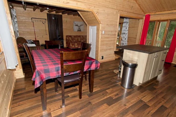 La cuisine ouverte et la salle à manger du chalet 3 offrent un espace de vie chaleureux.