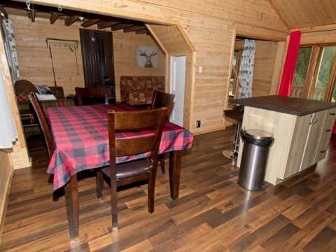 La cuisine ouverte et la salle à manger du chalet 3 offrent un espace de vie chaleureux.