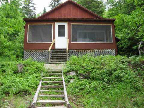 Exterior facade of cabin 3 with its wooden access stairs.