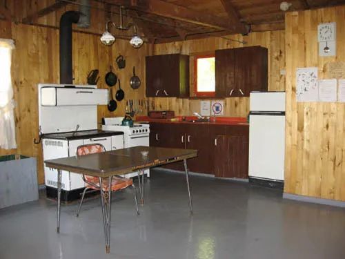 Chalet Hugette — Pourvoirie des Lacs Roger et Faucille – Pourvoirie des Lacs Roger et Faucille
